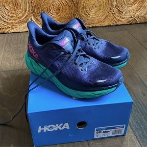 Hoka Clifton 8 running shoes. Worn just a few times. In VGUC!